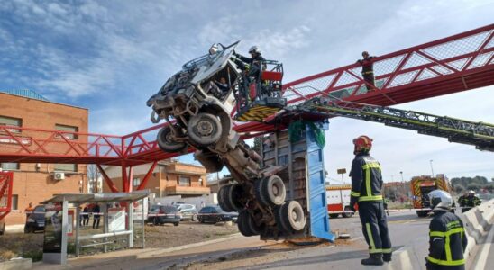 Un camion entre en collision avec un pont et sa