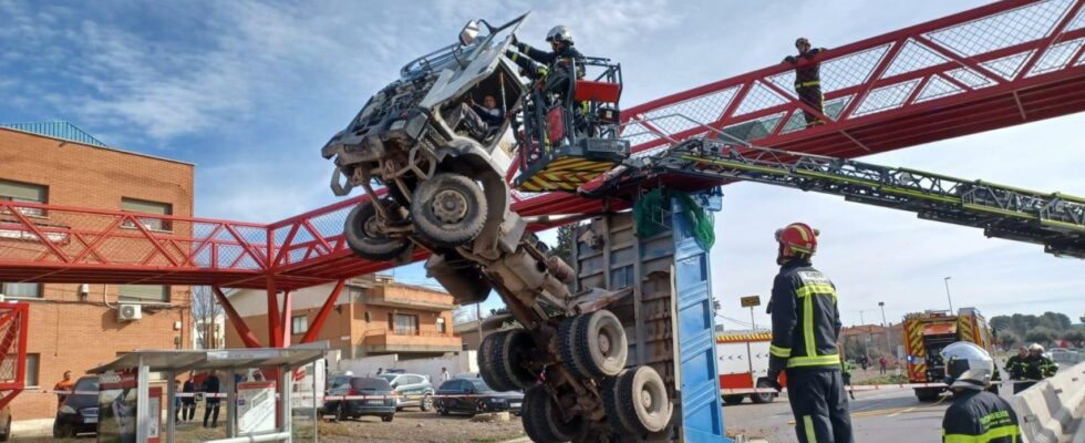 Un camion entre en collision avec un pont et sa