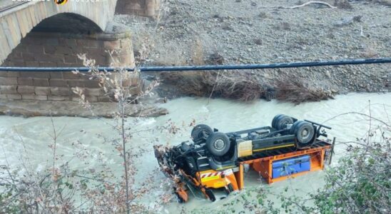 Une Qunitaves quitte la route et tombe dune hauteur de