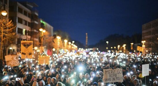 Une manifestation massive de demonstration a Berlin vers la droite