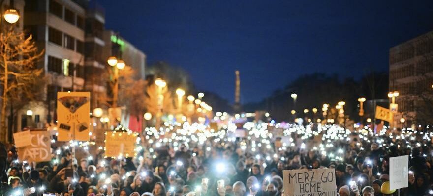 Une manifestation massive de demonstration a Berlin vers la droite