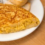 Une tortilla de pomme de terre en mauvais etat laisse