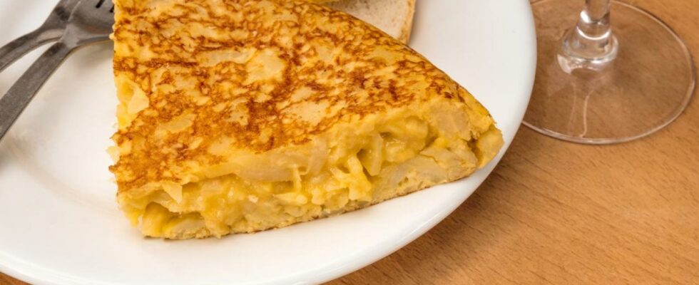 Une tortilla de pomme de terre en mauvais etat laisse