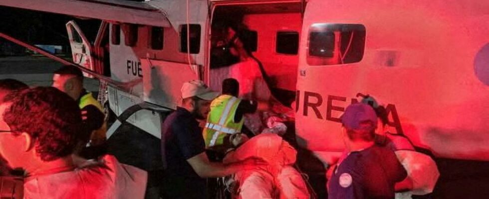 12 personnes meurent lorsquun avion sest ecrase peu de temps