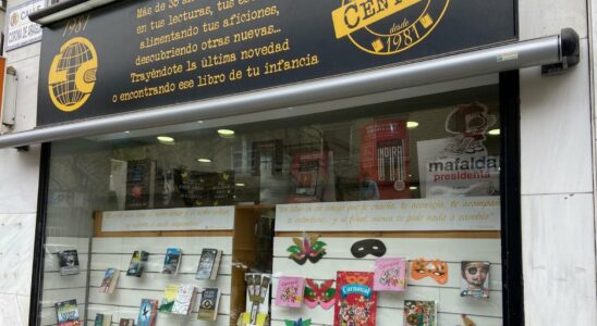 Ana Belen dit au revoir a une librairie avec pres