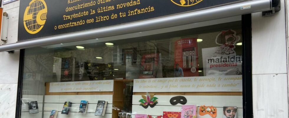 Ana Belen dit au revoir a une librairie avec pres