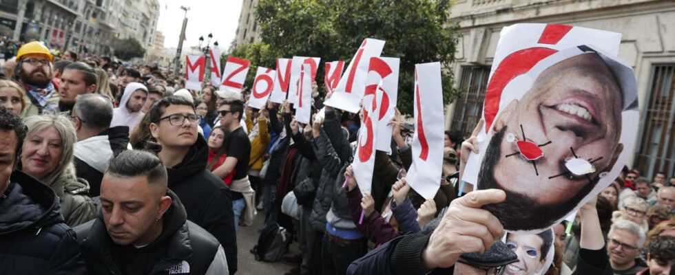 Des milliers de personnes demandent a Valence la demission de