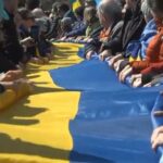 Drapeau ukrainien Blanca Ils affichent un drapeau geant de