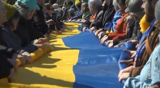 Drapeau ukrainien Blanca Ils affichent un drapeau geant de