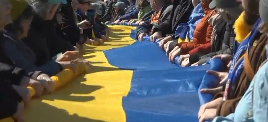 Drapeau ukrainien Blanca Ils affichent un drapeau geant de