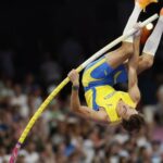 Duplantis ameliore le record du monde du pole en sautant