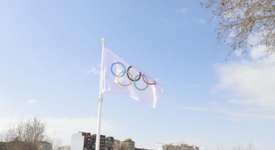 En images Le drapeau olympique preside deja des hauteurs