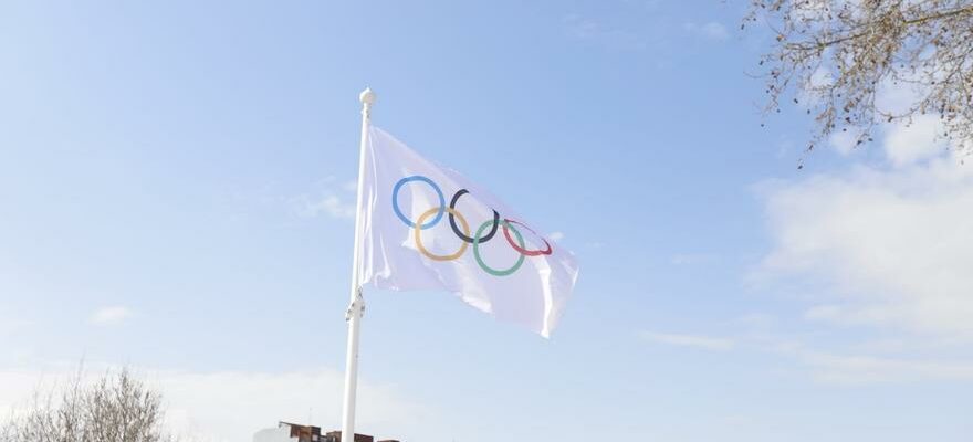 En images Le drapeau olympique preside deja des hauteurs