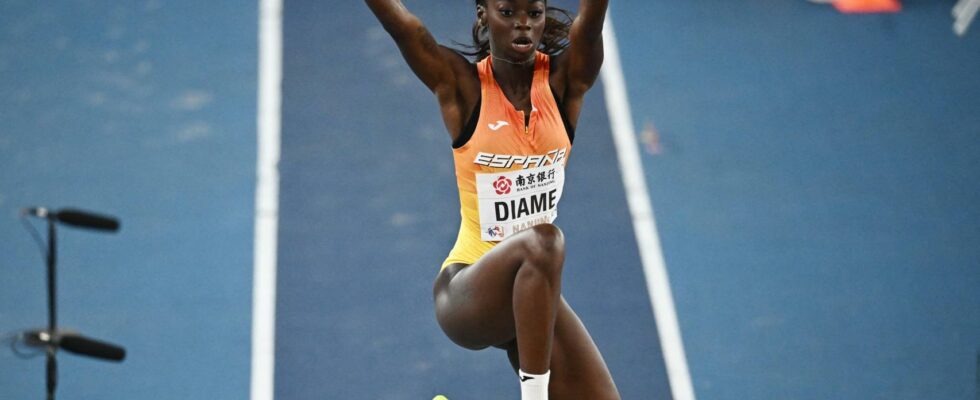 Fatima Diame seleve avec la medaille de bronze en longueur