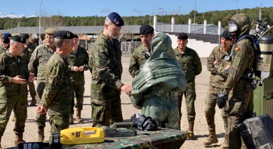 Felipe VI visite a la brigade Aragon I cle au