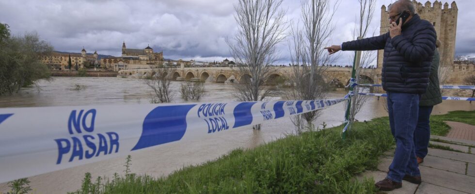 Ils trouvent le corps dun homme a cote dune riviere