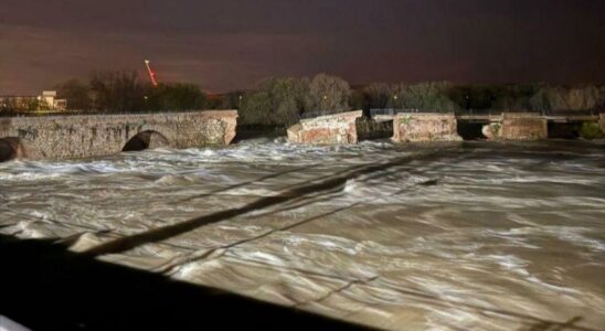 La force de linondation des inondations a 1 000 metres