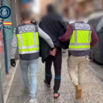 La police nationale arrete lhomme qui crache et frappe trois