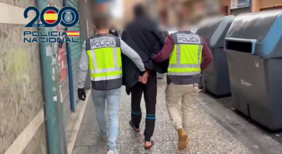 La police nationale arrete lhomme qui crache et frappe trois