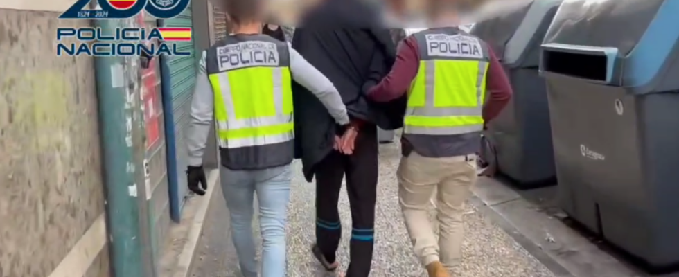 La police nationale arrete lhomme qui crache et frappe trois