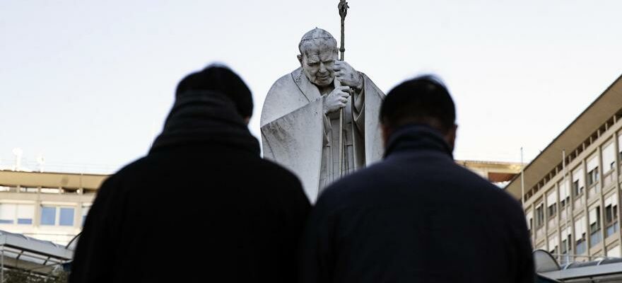 Le pape Francois a de nouveau passe une nuit calme