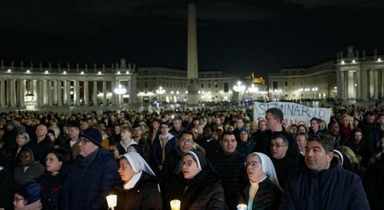 Le pape passe une nuit tranquille et repose apres une