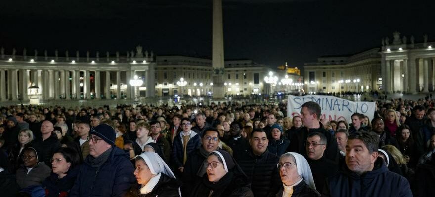 Le pape passe une nuit tranquille et repose apres une