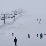 Les chutes de neige continues marquent le week end aux stations