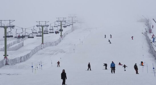 Les chutes de neige continues marquent le week end aux stations