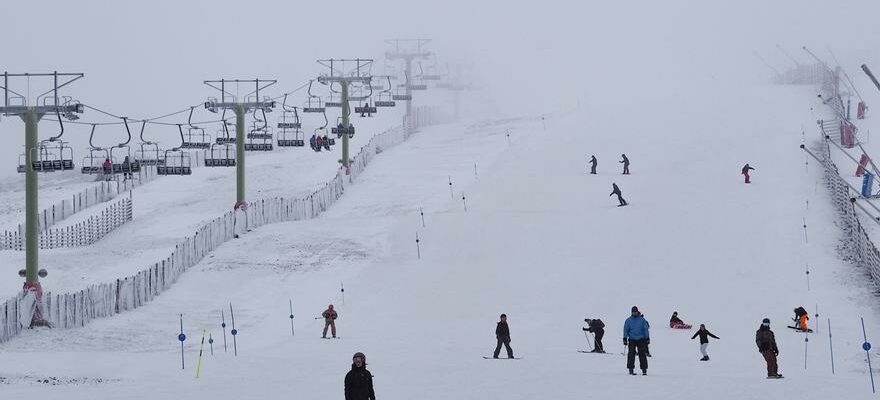 Les chutes de neige continues marquent le week end aux stations