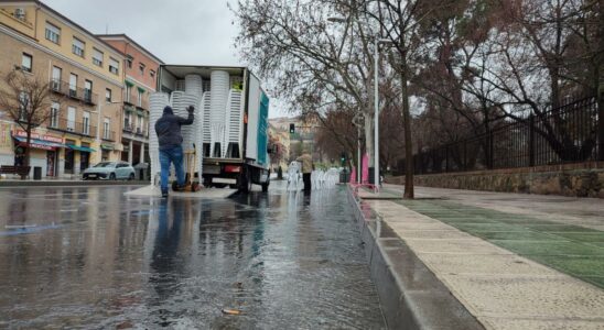 Les forces de la pluie pour suspendre le defile des