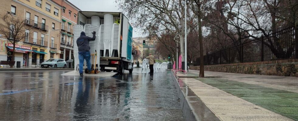 Les forces de la pluie pour suspendre le defile des