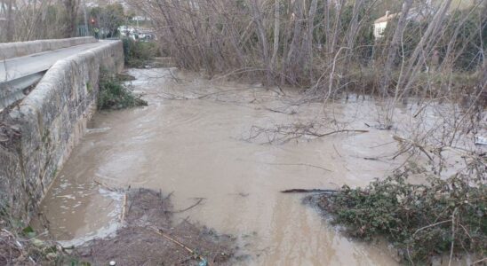 Les inondations de Flojuna forces pour couper un pont qui