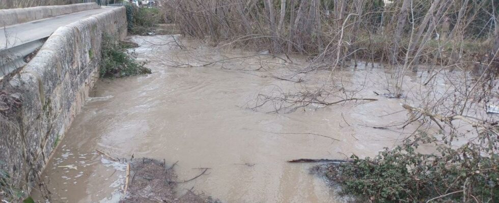 Les inondations de Flojuna forces pour couper un pont qui