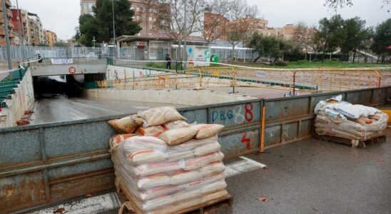 Les pluies laissent des classes suspendues des routes et des