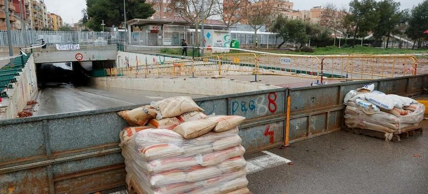 Les pluies laissent des classes suspendues des routes et des