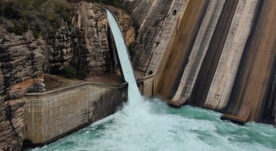 Les pluies laissent les reservoirs a la limite et brossent