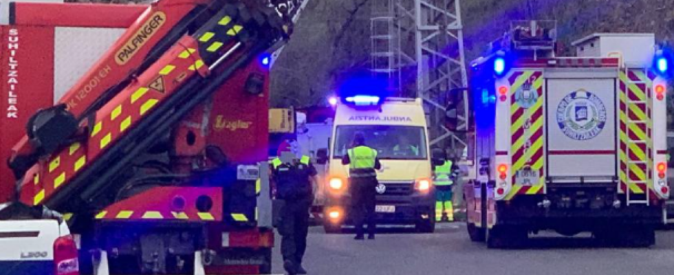 Les pompiers sauvent deux jeunes electrocutes apres avoir pris une