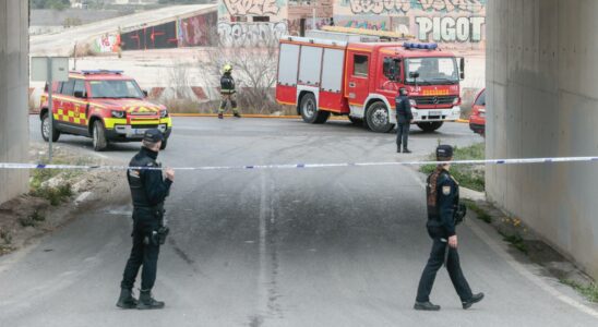 Pascual lex militaire qui a pris un travailleur de lexplosion pyrotechnique