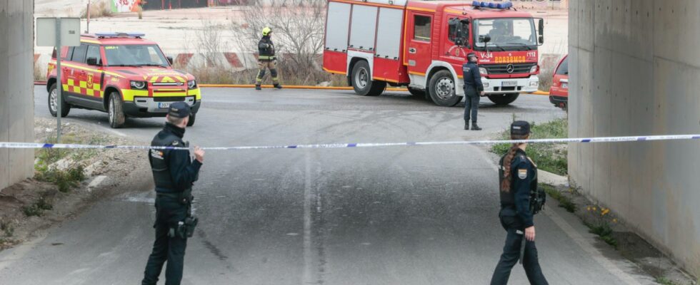 Pascual lex militaire qui a pris un travailleur de lexplosion pyrotechnique