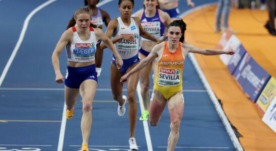 Paula Sevilla se leve avec la medaille de bronze au