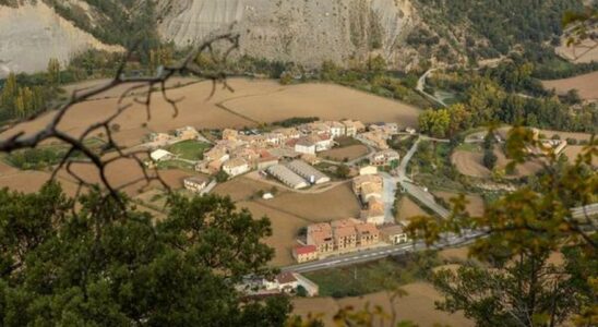 Peoples Aragon La petite ville de Huesca avec deux