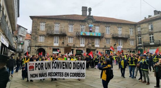 Plus de 400 employes de courrier se manifestent a Santiago