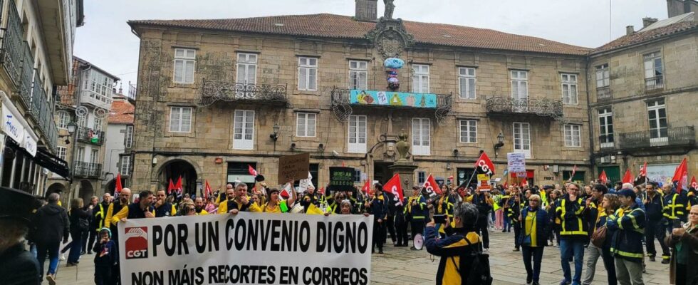 Plus de 400 employes de courrier se manifestent a Santiago