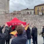 Un groupe de jeunes chante le visage au soleil et