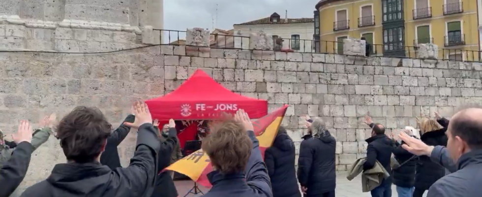 Un groupe de jeunes chante le visage au soleil et