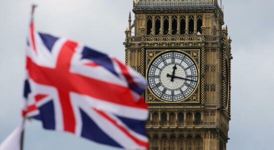 Un homme grimpe la Big Ben Tower portant un drapeau