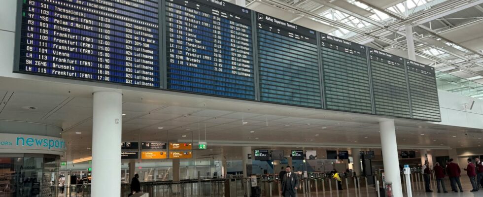 Une greve dans 13 aeroports annule 3 400 vols et