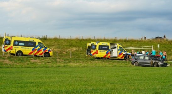 Car flies from Lekdijk 4 occupants injured to hospital