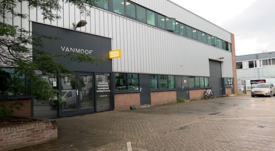 Disappointed customers for closed door service point VanMoof in Utrecht